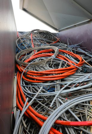 Foto de Discarded electrical cords at the electrical cord scrapyard for recycling copper and polluting plasti - Imagen libre de derechos