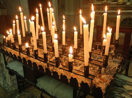 Anzünden von Kerzen am heiligen Ort während der religiösen Feier der Gläubigen