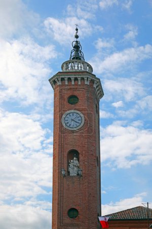 Antigua Torre del Reloj de COMACCHIO en Italia Central llamada TORRE DELL OROLOGIO en lengua italiana