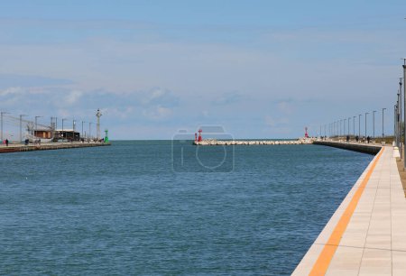 Schiffbare Kanaleinfahrt, die zum Industriehafen und Yachthafen und zum Meer ohne Menschen führt