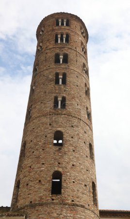 Detail des Glockenturms mit ein-, zwei- und dreibogigen Fenstern von St. Apollinare in Ravenna Italien