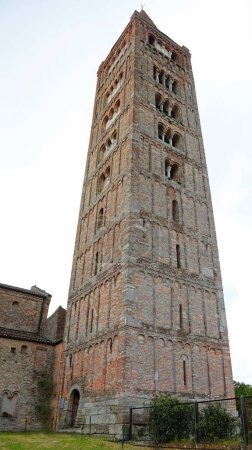 Romanischer Glockenturm der Abtei Pomposa in Mittelitalien in der Nähe von Ferrara