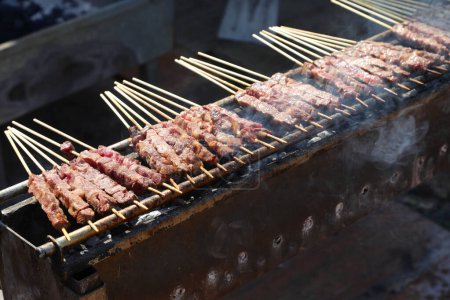 pinchos de carne llamados ARROSTICINI cocinados sobre brasas ardientes típicas de la cocina del sur de Italia en las regiones de Abbruzzo y Molise