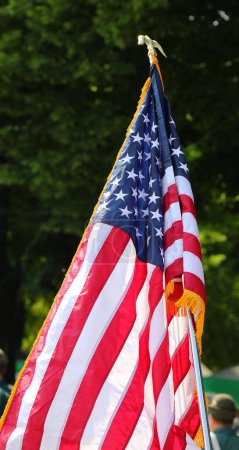 Bandera americana de alta representación con rayas y estrellas y un borde bordado