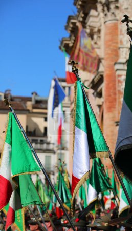 Téléchargez les photos : Vicence, VI, Italie - 10 mai 2024 : Nombreux drapeaux et bannières tricolores italiens lors du rassemblement national du Corps alpin - en image libre de droit