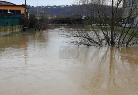 Canal industriel débordé lors d'une inondation de la ville et les usines de la zone industrielle baignée par l'eau boueuse