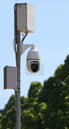 leistungsstarke HD-Kamera zur Kontrolle von Passanten in der Stadt