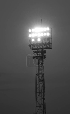 Projecteurs puissants lumineux de la tour d'éclairage allumés pendant l'événement au stade