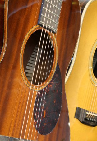 Nahaufnahme des Schalllochs einer akustischen Gitarre in einem Geschäft für Saiteninstrumente