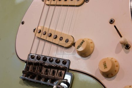 Téléchargez les photos : Détail du pont avec micros et boutons volume et ton sur une guitare électrique vintage - en image libre de droit