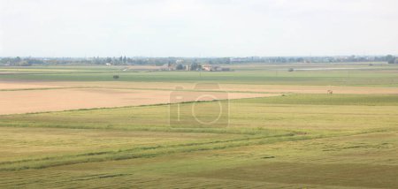 Vue panoramique sur la vallée du Pô en Italie centrale avec de vastes champs cultivés