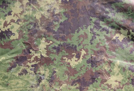 tela de camuflaje en tonos verdes y marrones empleada para carpas uniformes y vehículos blindados