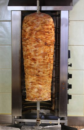 pincho de Kebab muy grande con carne que gira sobre sí mismo con un efecto de movimiento en el área de comer