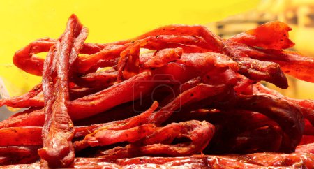 Bandes épicées séchées de viande rouge avec des graines de fenouil appelé COPPIETTE un plat typique de l'Italie centrale à vendre au stand à emporter