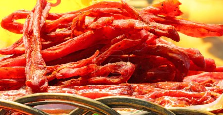 Getrocknete Gewürzstreifen aus rotem Fleisch mit Fenchelsamen, genannt COPPIETTE, ein typisches Gericht aus Italien, das an einem italienischen Imbissstand zum Verkauf steht