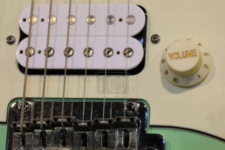 Bouton de volume de guitare électrique vintage et micros sous les six cordes