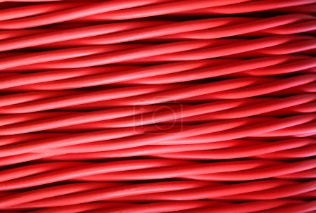 Hochspannungsleitung mit dickem roten isolierten Kabel vor Hintergrund