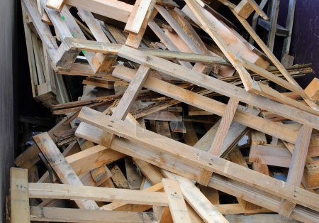 gran contenedor de residuos industriales lleno de palets de madera listos para reciclar en una instalación de reciclaje