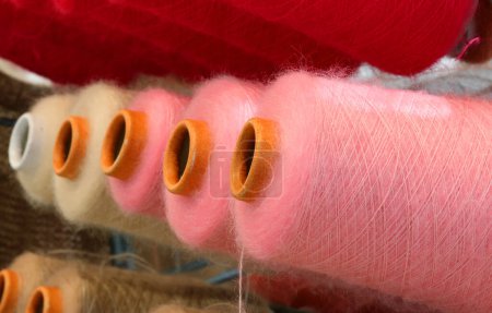 Bunte Garnbündel zur Herstellung von Kleidung in automatisierten Strickmaschinen ohne Menschen