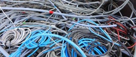 masa enmarañada de cables eléctricos usados que deben recuperarse y reciclarse para cobre en un centro de reciclaje industrial