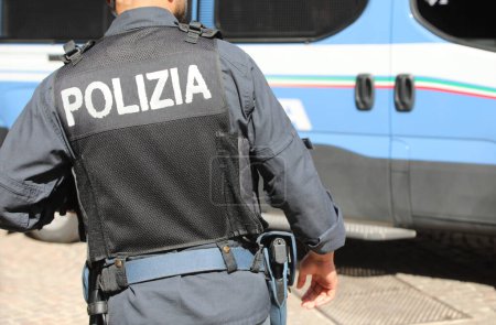 Téléchargez les photos : Vicence, VI, Italie - 10 mai 2024 : policier italien en uniforme avec grand texte POLIZIA signifiant POLICE en italien et fourgon anti-émeute - en image libre de droit
