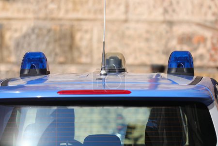 Detail der blauen Sirenen des Polizeiautos während der Kontrolle in der Stadt