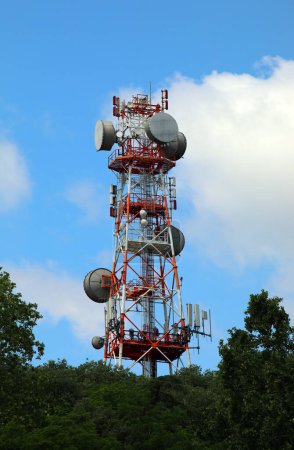 répéteur de signal de téléphone cellulaire et de télévision imposant avec antennes paraboliques est une source de pollution électromagnétique