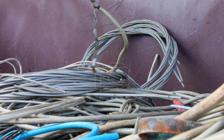 Résidus de câbles électriques en cuivre jetés et placés dans un récipient de recyclage désigné aux fins d'extraction et de retraitement du précieux matériau en cuivre