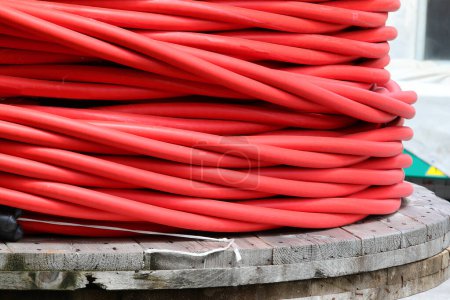 Primer plano de un carrete de cable eléctrico rojo masivo para distribuir electricidad de alto voltaje
