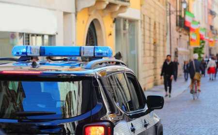Polizeiauto mit Blaulicht patrouilliert in den Straßen der Stadt