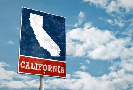 Téléchargez les photos : California state map on road sign - en image libre de droit