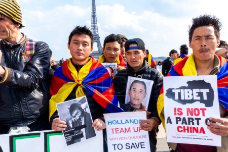 Téléchargez les photos : Paris, France, Grand groupe, Tibétains, Signes de protestation, Photos de moines morts, Manifestation contre le gouvernement chinois, Visite du président chinois Xi, 2014 - en image libre de droit