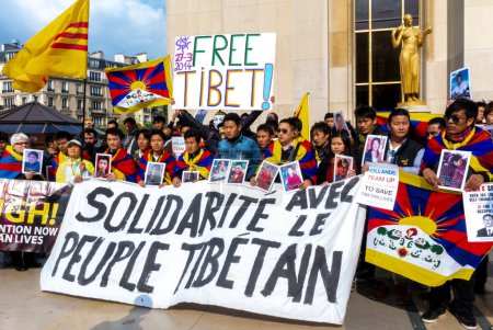Téléchargez les photos : Paris, France, Grand groupe, Tibétains, Manifestation contre le gouvernement chinois, Tenue d'une bannière de protestation, Solidarité, Visite du Président chinois Xi, 2014 - en image libre de droit