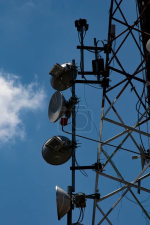 Foto de Imponente estructura de radiodifusión adornada con antenas contra un telón de fondo de cielo azul vibrante y sin nubes - Imagen libre de derechos