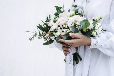 Téléchargez les photos : Fleurs de mariage dans les mains de la fille. Photo de haute qualité - en image libre de droit