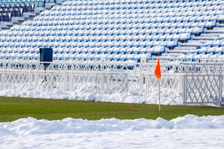 Téléchargez les photos : Red flag on the corner of the football field winter snow. High quality photo - en image libre de droit