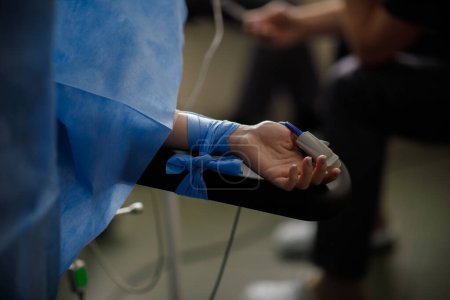 Foto de Medición de la saturación de oxígeno en sangre durante la cirugía. Foto de alta calidad - Imagen libre de derechos