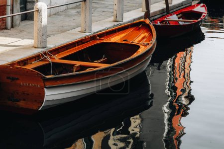 Téléchargez les photos : Un bateau est amarré sur un canal à Venise. Photo de haute qualité - en image libre de droit
