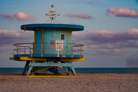 Téléchargez les photos : Station de sauvetage de couleur bleue à Miami Beach au coucher du soleil - en image libre de droit