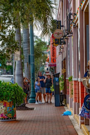 Foto de Gente disfrutando de pequeñas tiendas de La Habana en Miami Beach el 2 de noviembre - Imagen libre de derechos