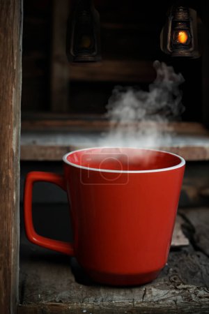 Foto de Taza roja de café con una gota sobre un fondo blanco - Imagen libre de derechos
