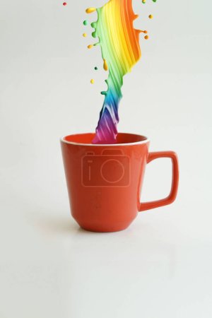 Téléchargez les photos : Tasse de café rouge avec une goutte sur un fond blanc - en image libre de droit