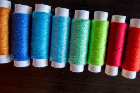 Foto de Hilos de costura de diferentes colores para artes y manualidades o reparación de ropa - Imagen libre de derechos