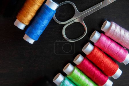Foto de Hilos de costura de diferentes colores para artes y manualidades o reparación de ropa - Imagen libre de derechos