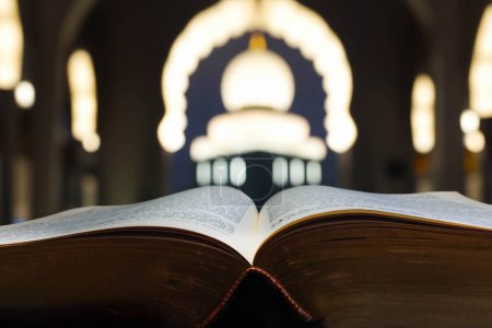 Téléchargez les photos : Coran ouvert dans une ancienne mosquée musulmane qui est en soft focus - en image libre de droit