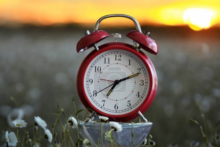 Téléchargez les photos : Belle nouvelle journée et lever de soleil avec une horloge alarmante rouge vintage - en image libre de droit
