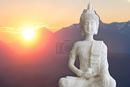 Téléchargez les photos : Bouddha de paix dans une position calme avec un beau lever de soleil en arrière-plan - en image libre de droit
