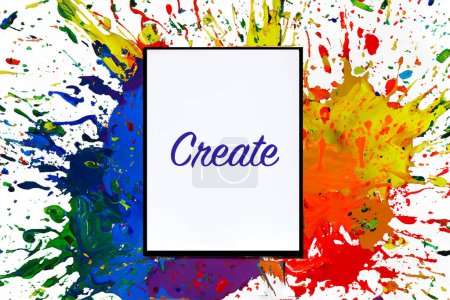 Téléchargez les photos : Tablette d'ordinateur avec un écran blanc et le mot créer et un fond éclaboussure de peinture colorée - en image libre de droit