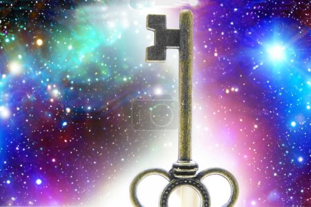 Téléchargez les photos : Très vieille clé en laiton sur un fond d'espace symbolisant le déverrouillage - en image libre de droit