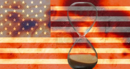 Foto de Bandera americana quemada con un reloj de arena que se ha agotado muestra la condición actual de EE.UU. - Imagen libre de derechos
